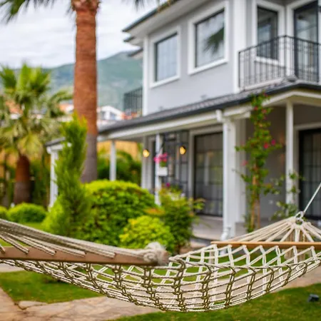 Palmiye Jakuzili Bahceli Havuzlu - Ocekhomes 페티예