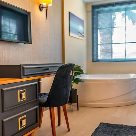 Palmiye Jakuzili Bahceli Havuzlu - Ocekhomes 페티예