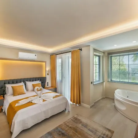 Palmiye Jakuzili Bahceli Havuzlu - Ocekhomes 빌라 *