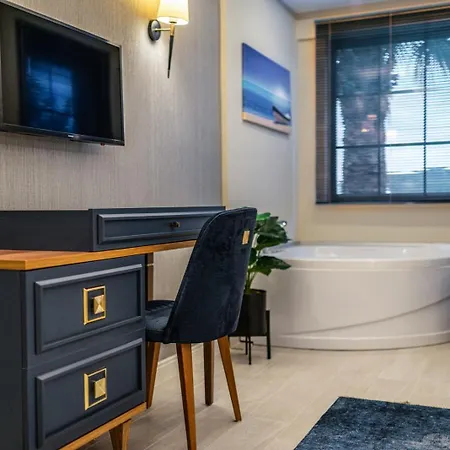 Palmiye Jakuzili Bahceli Havuzlu - Ocekhomes 페티예